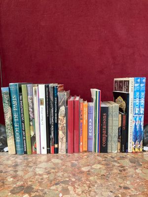 un grand nombre de livres posés sur une table
