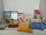 beaucoup de livres et de jouets pour enfants sur la table