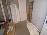 une pièce remplie de cartons et d'un réfrigérateur