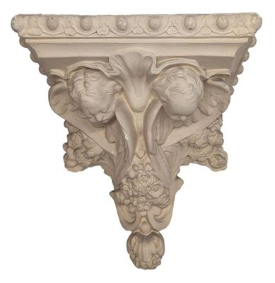 un gros plan d'une console murale décorative ornée de fleurs et de feuilles