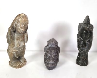 Trois types de statues différents sont exposés sur une surface blanche
