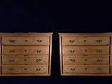 une paire de commodes en bois sur fond bleu foncé