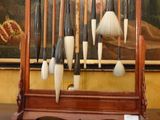 une photo d'un présentoir avec tout un tas de pipes