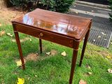 une petite table posée dans l'herbe