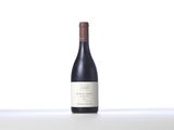 une bouteille de vin rouge posée sur une table