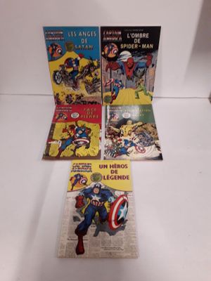 une pile de bandes dessinées posée sur une table blanche