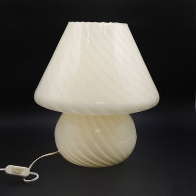 gros plan d'une lampe sur une table à fond noir