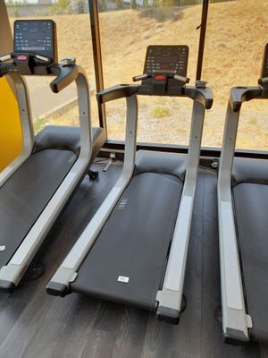 deux marches sur les steppers de la salle de sport