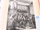 une photo d'un livre sur laquelle figure un groupe de personnes