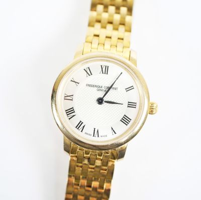 une montre-bracelet en or avec des chiffres romains