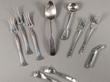 beaucoup de cuillères et de fourchettes en argent sur la table