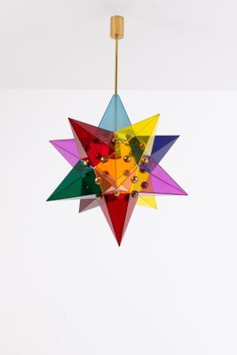 une photo d'une étoile de Moravie multicolore suspendue au plafond