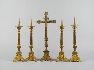 trois chandeliers en or surmontés d'une croix