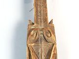 une sculpture en bois représentant un homme sur un scooter