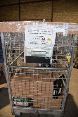 une cage métallique surmontée d'un panneau