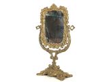 un miroir sur un pied, avec un miroir au milieu