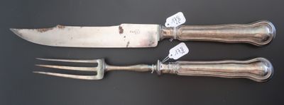 trois couteaux et une fourchette sur une table