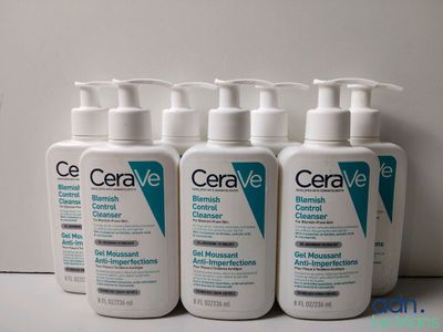 quatre flacons de gel hydroalcoolique CeraVee posés sur un comptoir
