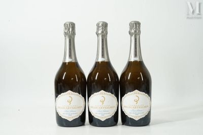 trois bouteilles de champagne posées les unes à côté des autres sur une surface blanche