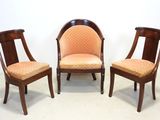 trois chaises en bois avec des assises rembourrées dans une pièce