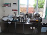 de nombreuses casseroles et poêles sur le comptoir de la cuisine