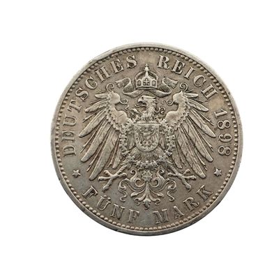 Gros plan sur une pièce d'argent ornée d'un aigle