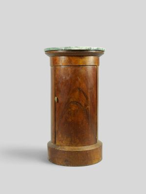 une image d'un petit meuble en bois avec un plateau en marbre