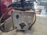une machine posée sur le sol dans le garage