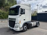 un camion blanc garé dans un parking