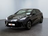 La Toyota C-HR est garée dans une pièce aux murs blancs.