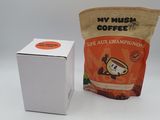 un sachet de café à côté d'une boîte de café