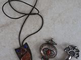 trois bijoux posés sur un plan de travail