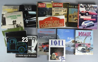 beaucoup de livres sur la table, avec des images dessus