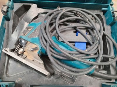 une boîte bleue posée sur une table, contenant un outil