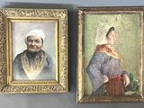 Deux portraits encadrés, représentant un homme et une femme, sont accrochés au mur.