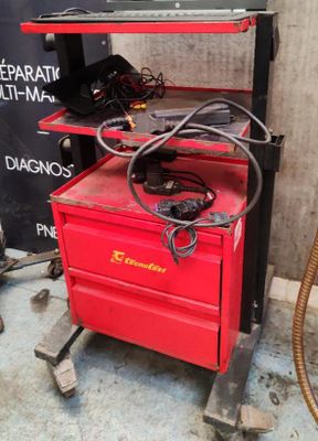 une boîte à outils rouge posée sur une table rouge