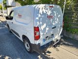 une camionnette blanche garée sur le bord de la route