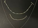 gros plan d'un collier sur une surface noire
