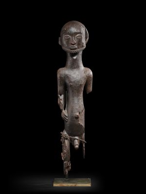 une statue en bronze représentant une femme tenant un poisson, posée sur un socle en bois
