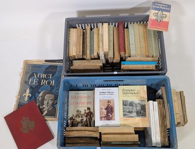 de nombreux livres dans une boîte bleue posée sur une table blanche