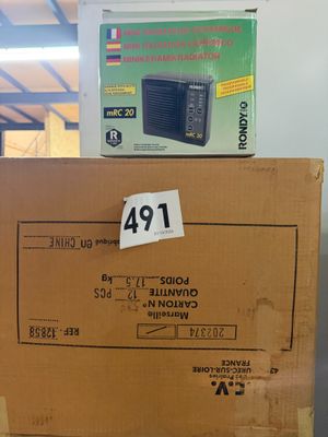 une boîte en carton sur laquelle est collée une étiquette, posée sur une autre boîte