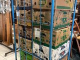 un chariot chargé de nombreuses boîtes dans un magasin
