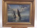 une peinture à l'huile représentant des voiliers en mer, posée sur un petit chevalet