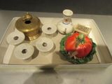 un plateau sur lequel se trouvent une tomate et d'autres aliments