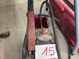 une boîte rouge sur laquelle est posée une pancarte, posée à côté d'une chaise