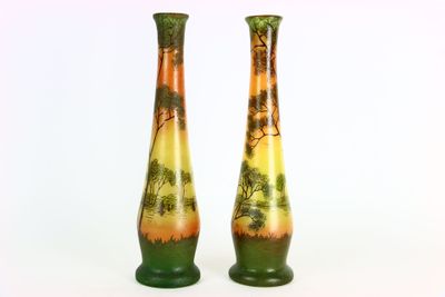 une paire de vases verts et jaunes ornés d'arbres sur fond blanc