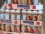 Plusieurs canettes de thé glacé sont empilées les unes sur les autres