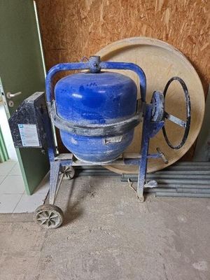 une machine bleue posée dans un coin d'une pièce