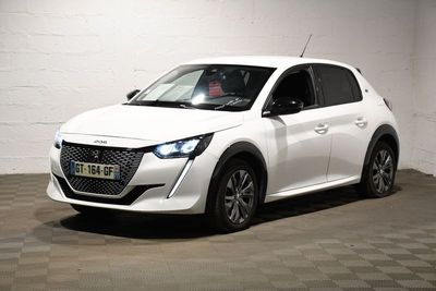 la photo d'une voiture blanche garée dans un garage