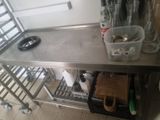 une table en métal sur laquelle sont posées plusieurs bouteilles